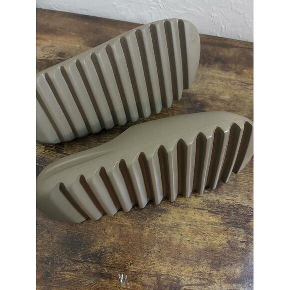Men’s Size 12 Adidas Yeezy Earth Brown slide - Picture 6 of 7